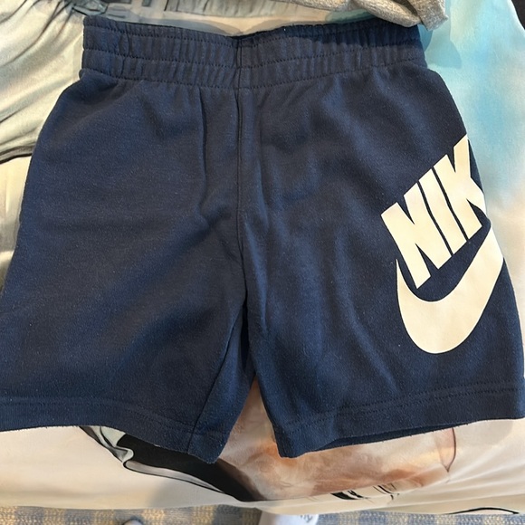 Boys NIKE Shorts Set - Picture 3 of 5